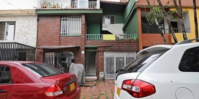 Casa muy bien ubicada en Belén Rosales, de 2 niveles, adaptada para empresa o tambien se puede habitar, realizandole algunas reformas. En el primer piso se encuentra el garaje cubierto , una zona muy amplia que sirve como salon comedor o para adaptar producción de una empresa, cocina cerrada , 2 baños sociales, una oficina y la zona de ropas. En el segundo piso, se encuentran 4 habitaciones, 1 baño social y un mezanine que se puede usar para guardar mercancia. Tiene balcón. En el tercer piso hay un apartamento, pero este es de otro propietario.