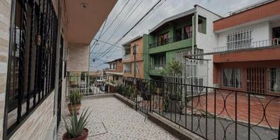 Esta acogedora y hermosa casa en pedregal, se encuentra disponible a la venta, cuenta con 3 habitaciones, 2 con closet, sala y comedor independientes, cocina, patio y una baño completo, la casa cuenta con un antejardín ideal para guardar 2 motos, propiedad ubicada a 2 casas de la calle principal y cerca al comercio de la zona, ubicada a mas o menos 5 cuadras de Comfama de Pedregal. Contáctanos y conócela!