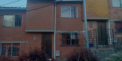 Casa unifamiliar cerca del parque de Robledo, sector La Pola. Cuenta con 66 m2 construidos, distribuido en dos niveles, en el primer nivel, se encuentra ante jardin, salon comedor, cocina, patio amplio y baño social, en el segundo nivel se encuentran las 3 alcobas la principal con closet y un baño completo. Parqueaderos comunes.