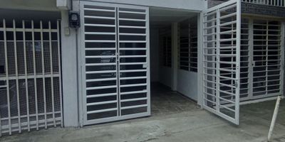 ¡VENDO CASA DE ENSUEÑO EN BRISAS DE LOS ALAMOS!
¿Buscas un hogar acogedor y lleno de vida? ¡Esta casa es para ti! Completamente remodelada y con un toque de elegancia, esta joya te espera para ser tu refugio.
*Piso 1:*
- Garaje para tu carro o camioneta, ¡sin preocupaciones!
- Sala comedor amplia y luminosa, perfecta para compartir con seres queridos
- Baño moderno y funcional
- Cocina integral equipada, ¡listo para que cocines tus platillos favoritos!
- 1 habitación con closet, ideal para huéspedes o oficina en casa
- Patio con espacio para relajarte y disfrutar del aire libre
*Piso 2:*
 3 habitaciones con closet, ¡espacio de sobra para toda la familia!
- 1 baño con ducha, ¡para empezar el día con energía!
- Balcón con vista al barrio, ¡el lugar perfecto para tomar un café y disfrutar del paisaje!
*Precio: $335.000.000 (solo efectivo)No te pierdas esta oportunidad de vivir en uno de los barrios más cotizados de la ciudad. ¡