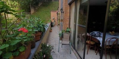 Venta de apartamento en el Poblado sector Loma del Indio, con un área de 88.53m2, consta de dos habitaciones, dos baños, sala, comedor, cocina integral, además cuenta con parqueadero, cuarto útil, gimnasio, piscina, salón social, zonas verdes. Predial - 455.762, Administración - 366.700 ¡Contáctanos para mas información!