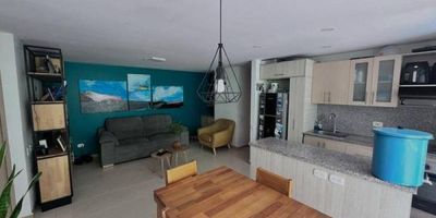Apartamento ubicado en la parte baja de la loma del indio, con facil acceso por las palmas, con vista tranquila hacia una zona verde que rodea toda la unidad, tranquilo, sin ruido, con una clasica distribución y un balcón comodo. Unidad muy completa con una plazoleta llena de alternativas para grande y adultos y zonas verdes