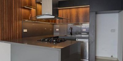 Hermoso apartamento de 2 alcobas, completamente remodelado. Cuenta con una cocina abierta moderna, diseñada con materiales de alta calidad e iluminación ideal, que se integra de manera perfecta con la zona social y un amplio balcón con vista espectacular a la ciudad y a la montaña. La alcoba principal surgió de la unión de dos habitaciones, lo que permitió crear un generoso vestier y un espacio privado más cómodo y funcional. Está ubicado en una unidad residencial muy completa, con excelentes zonas comunes para disfrutar y vivir con comodidad.