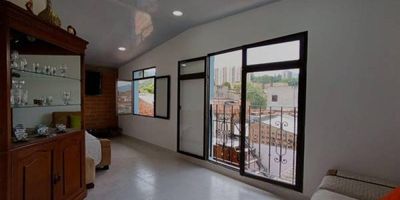 SOLO DE CONTADO¡¡ Un hogar con estilo para tu familia y una gran oportunidad de inversión en Belén Los Alpes! Este moderno dúplex de 65 mts2, recién remodelado y moderno es perfecto para ti, lo tiene Todo *Fachada encantadora y ubicación estratégica, a solo pasos del CC Molinos, y de La Universidad de Medellín *3 habitaciones (con posibilidad de una cuarta) todas con Closet empotrado, una habitación con zona de estudio y la alcoba principal tiene Baño privado y vestier *2 baños cabinados en Vidrio y cajoneria en madera *Cocina abierta e integral con Barra americana *Sala-comedor con amplio ventanal *Sala de Estar muy amplia con vista a la ciudad *Patio y Zona de Ropas *Cuarto Util *Libre de toda deuda, no se paga administración Es una oportunidad unica, y por la alta demanda para vivir o invertir en la zona, sera por poco tiempo. ¡Comodidad, estilo y felicidad en un solo lugar!