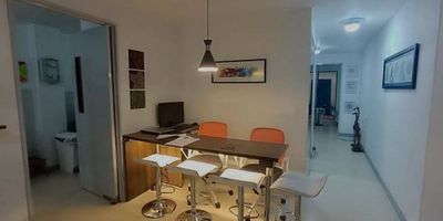 cómodo y amplio apartamento primer piso ubicado en los colores, nos ofrece una área de 93.63 metros, sala comedor, 2 alcobas, 2 closet, cocina integral, red de gas, balcón, parqueadero propio, paga una administración de $55.000, 27 años de construido aproximadamente