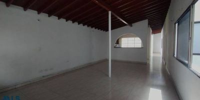 GM - VENTA DE CASA BELÉN LOS ALPES MEDELLÍN. Piso 2 con área de 178 M2, cuenta con 4 alcobas, 2 baños, sala comedor, cocina integral y zona de ropas independiente. ubicado en sector residencial con cercanías a la universidad de Medellín, C. Cial los Molinos, Estación de Metroplus, a la avenida la 80 y de mas sitios de interés, de fácil acceso vehicular y múltiples rutas de transporte publico en el sector. Agenda tu cita