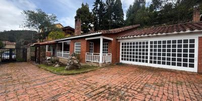 CASA VIA LA CALERA en conjunto cerrado antes del peaje de Patios.
3 habitaciones, sala comedor independiente, cocina cerrada, cuarto y baño de servicio, zona de ropas, tanque de almacenamiento de agua de 15 metros cúbicos. 2 garajes cubiertos. Lote de 1.100 metros. 
Informes: Claudia Rugeles