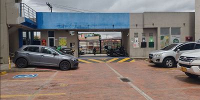 Apartamento en venta de 50 m² con vista interior, ubicado en un 1er piso (Torre 2, Apto 108), con acceso por escaleras y parqueadero comunitario. Consta de 2 habitaciones, 2 baños, sala comedor, cocina y zona de lavandería. Tiene piso cerámico en todas sus zonas. El conjunto residencial cuenta con zonas verdes, zona para niños y vigilancia privada las 24 horas. Ubicado cerca del centro comercial Metro Recreo, con fácil acceso a almacenes de cadena como D1 y Ara, colegios Laberinto La Cultura y San Bernardino, y paraderos del SITP. Vías de acceso por la Calle 84C Bis y la Carrera 80I. NID 32820928900
