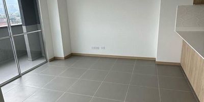 inmueble con amplios espacios e iluminación, alcoba principal con baño y vestier, cuenta con bonita vista, unidad con amplias zonas comunes y fáciles vías de acceso