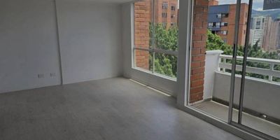 En La Loma de San Julián, El Poblado, se encuentra este apartamento parcialmente reformado que combina comodidad y ubicación privilegiada. Sus espacios incluyen dos alcobas, un estudio ideal para trabajar o leer, dos baños, cocina integral y un balcón que invita a disfrutar del entorno. Está en un sexto piso con parqueadero privado, en un sector central que ofrece la tranquilidad residencial de El Poblado con la cercanía a todo lo que necesitas.