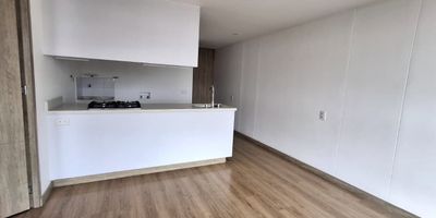 Apartaestudio Cuenta con  alcoba , 2 baños 1 parqueadero sencillo y 1 cuarto útil. Tiene en sus areas comunes: Ascensor, vigilancia 24 horas, cancha múltiple, juegos infantiles, piscina, placa polideportiva, salón social, zonas verdes, parqueadero para visitantes y shut de basuras. Ubicado en la vía que conecta a los municipios de Rionegro y Marinilla, cerca al Colegio Los Corazonistas, Club La Macarena y próximamente al Hotel Decameron, en un lugar rodeado de zonas verdes y un ambiente campestre conservando la cercanía con los municipios.