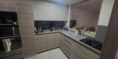 Casa en unidad cerrada de tres niveles con buenos acabados. Tres alcobas, la principal con balcon , baño privado y vestier , baño social, salón comedor, cocina integral, zona de ropas, closet de linos , patio semicubierto y parqueadero. Cuenta con un mezzanine que incluye mueble de biblioteca o se puede usar como alcoba auxiliar. La unidad es cerrada, con portería las 24 horas, estrato 5, salón social, juegos infantiles y placa deportiva. La casa tiene un área libre aproximada de 29,24 m2 y frente a la casa también se puede usar como otro parqueadero adicional.