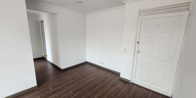 Apartamento que cuenta con dos habitaciones, un baño, cocina integral, zona de ropa, sala comedor, con bastante luz natural. 