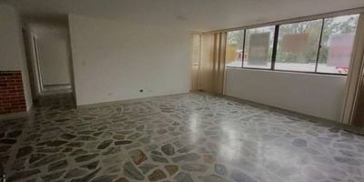 cómodo apartamento ubicado en el sector de robledo Pilarica, nos ofrece una área de 114 metros aproximadamente, sala, comedor, 3 alcobas mas una de servicio, 3 baños, parqueadero y cuarto útil propio, paga una administración de $153.000 mensual