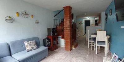 Amplia casa en venta con precio de oportunidad, de 4 alcobas 2 baños completos, cocina integral con alasena y despensa, posee balcón y terraza, ubicado en unidad abierta, amplias zonas verdes, cercano a hospitales, universidades, supermercados y fácil transporte público pasan 3 rutas, ubicada al lado del barrio Robledo la campiña. La casa tiene una ampliación de 2 pisos más que corresponden a 77 metros cuadrados más que es el segundo y tercer nivel, es estrato 3