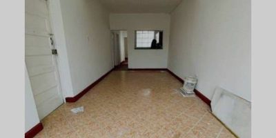 Apartamento de un sólo nivel, en su distribución cuenta con: dos baños, sala, comedor, tres habitaciones, patio de ropas, cocina remodelada semi integral, mesón en granito, muebles en madecor. Pisos en cerámica, la cocina tiene el piso en baldosa antigua. Los baños están enchapados con cabina en acrílico. Tiene excelente iluminación y ventilación. Cerca la estación san Javier