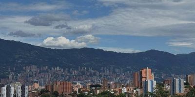 Ubicado en una zona de gran proyección y cultura como lo es el sector cercano a la Comuna 13 de Medellín, este acogedor inmueble ofrece una combinación perfecta entre comodidad, entorno vibrante y una vista que te dejará sin aliento.  3 habitaciones amplias, iluminadas naturalmente y con excelente ventilación.  2 baños modernos y funcionales.  Sala-comedor integrados, con espacio ideal para compartir en familia.  Vista panorámica a la ciudad ya las montañas, perfecta para disfrutar de cada atardecer.