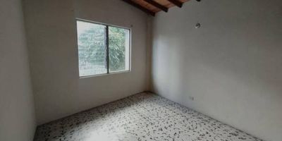Apartamento a la venta en un tercer piso, ubicado en el Centro sector San Benito, cuenta con un área de 132,58m2, consta de cuatro habitaciones, dos closets, dos baños, un patio, sala, comedor, cocina sencilla. ¡Llama ya y agenda tu cita!