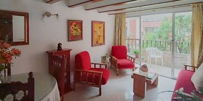 cómodo apartamento segundo piso ubicado en el sector de san Javier, nos ofrece una área de 98 metros, sala comedor, 5 alcobas, 3 closet, 2 baños, cocina integral, red de gas, zona de ropas, balcón, piso en ceramica, unidad cerrada con portería las 24 horas, juegos infantiles, parqueadero propio cubierto, mini mercado, zonas verdes, paga una administración de $280.000 mensual