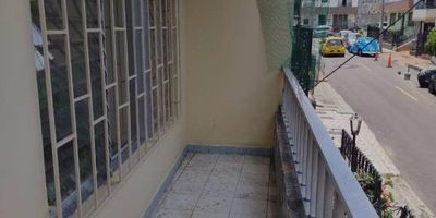 Agradable casa duplex ubicada en el sector de Belén san Bernardo, piso 2, tiene un área de 95.96 metros aproximadamente. El inmueble cuenta con: 3 alcobas, 2 baños, 3 closets, sala-comedor, cocina semi-integral + fogón, y piso en granito; no cuenta con red de gas.