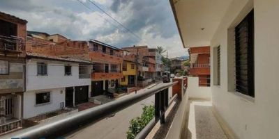 Cómoda y agradable apartamento en venta, 2do piso, ubicada en Belén San Bernardo. Ofrece salacomedor, cuatro alcobas, tres closets, cocina semi-integral, red de gas, dos baños, patio, cuarto útil, balcón y piso en baldosa mormolizada. Cerca al inmueble podrás encontrar el corredor principal de la 70, Unidad Deportiva de Belén, Aeroparque Juan Pablo II, Clínica Coomeva y estación de Metroplús Rosales, además de variedad de zonas de comidas. ¡Qué no se te haga tarde! Llámanos y visita este inmueble.