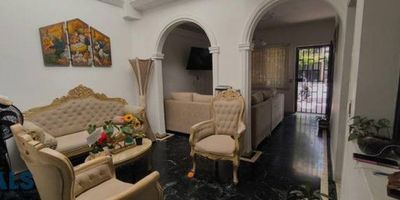 Casa con 3 alcobas, 2 baños, sala comedor, cocina integral, estudio, zona de ropas, parqueadero con opcion de local o apartaestudio con baño para rentarlo