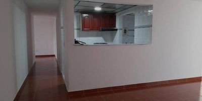 Es un apartamento con una ubicación privilegiada, una panorámica espectacular,Cerca del Metro Plus, con áreas muy generosas,se compone de sala-comedor,cocina, zona de ropas,4 alcobas principal con baño + social ,2 closet,