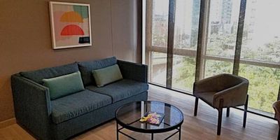 Descubre este ideal apartamento de 2 habitaciones en una de las ubicaciones mas privilegiadas de El Poblado, la Milla de Oro. Este hermoso apartamento ofrece una vista generosa y está convenientemente ubicado junto al Centro Comercial Oviedo y frente al Centro Comercial Santafé. El apartamento se vende completamente dotado ya que en el momento hace parte del Hotel Estelar. El apartamento cuenta con una amplia area social, dos alcobas, dos baños, cocina moderna con excelente dotación, garaje privado y un cuarto de hobbies de 12.38 metros donde puede funcionar perfectamente una oficina profesional. Con su excelente ubicación, tiene excelente acceso a una amplia oferta de servicios, incluidos restaurantes, lugares de entretenimiento y un supermercado a solo unos pasos de distancia. . Las comodidades del edificio incluyen un jacuzzi y gimnasio,