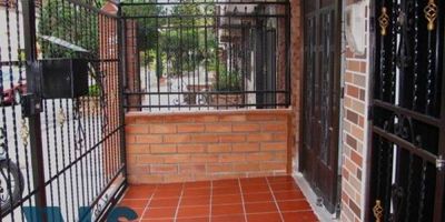 Sala-comedor, cocina integral, un patio, garaje, tres habitaciones principal con baño + social, tres closet,