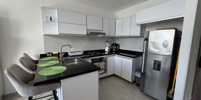 Hermoso y moderno apartamento ubicado en el Rodadero, Santa Marta, a dos cuadras de la playa. Cuenta con una habitación con closet y aire acondicionado, un baño, cocina dotada con horno y estufa, sala comedor, balcón con vista parcial al mar y a la ciudad. El edificio cuenta con piscina en el ultimo piso, sauna, jacuzzi y próximamente gimnasio, ademas de recepción, lavandería comunal y parqueaderos para visitantes. Se encuentra ubicado cerca de comercio, supermercados, restaurantes, cajeros electrónicos, y vías con muy buenas rutas de transporte. El apartamento se vende amoblado. 
