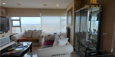 ALTO PRADO BARRANQUILLA, vendemos apartamento de lujo, ubicado en sector exclusivo y privilegiado, se encuentra en piso al con agradable vista panorámica al rio y norte de la ciudad.
MEDIDAS.
Área construida, 210 metros, área privada, 196 metros, estrato 6, piso 21, antigüedad 10 años.
REPARTO
Sala y comedor amplios, estudio abierto, balcón con vista panorámica, baño social, cocina integral abierta, zona de labores, puerta de servicio, alcoba y baño de servicio, 2 garajes propios, pisos de mármol.
ALCOBAS.
3 en total, todas con baños, principal con vestidor.
BAÑOS.
5 en total, 3 para alcobas, 1 social, 1 de servicio.
SEGURIDAD.
Las puertas de ingreso y de servicio son blindadas
EDIFICIO.
Con 42 apartamentos, 2 ascensores, planta eléctrica para áreas comunes y algunos puntos del apartamento, celaduría 24 horas, lobby elegante con sala de espera, piscinas, gimnasio, salón y terraza social, juegos infantiles, salón de juegos, sala de conductores, parqueo visitantes interno.
EXTERIORES.
Crca de centros comerciales, parques, hoteles, torres de oficinas, gimnasios, restaurantes, cafeterías, supermercados, colegios, iglesia. 
Precios:
$ 1.132.000 administración
$ 1.550.000.000 venta
