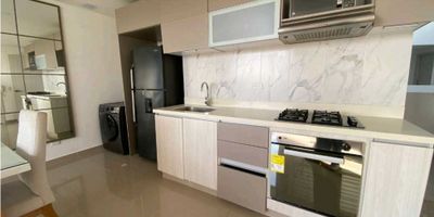 965FR6594

En venta moderno apartaestudio totalmente amoblado, ubicado en el piso 9 de un edificio residencial con excelentes zonas comunes en el exclusivo sector de Ciudad Jardín, Barranquilla. Una opción ideal para quienes buscan un inmueble listo para habitar o para invertir con alta rentabilidad en arriendo tradicional o por días.

 

Con 49 m², este apartaestudio ofrece espacios funcionales, iluminación natural y una agradable vista exterior desde el balcón. Su distribución permite aprovechar al máximo cada ambiente, garantizando comodidad y practicidad.

 

Características del inmueble:

 

Área: 49 m²

 

Piso alto con excelente ventilación

 

1 alcoba amplia con closet

 

1 baño completo

 

Sala–comedor integrada

 

Cocina abierta con acabados modernos

 

Zona de lavado

 

Balcón con vista exterior

 

Se entrega amoblado (mobiliario ideal para ocupar de inmediato)

 

Parqueadero incluido

 

 

Zonas sociales y amenidades del edificio:

 

Piscina

 

Turco

 

Salón social para eventos

 

2 ascensores

 

Lobby y vigilancia

 

Excelente administración y mantenimiento de áreas comunes
