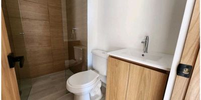 Se arrienda apartamento en Rionegro, sector Inmaculada. El apartamento cuenta con cocina integral, salón comedor, zona de ropas, balcón, 3 habitaciones y dos baños. Excelente ubicación, cerca de todo lo que necesitas: comercio, transporte, supermercados y zonas de interés. Sin oarqueadero sin cuarto util Codigo de inmueble No. 9657016
