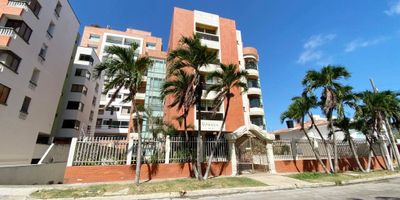 Apartamento ubicado en primer piso, que cuenta con amplios espacios, tres habitaciones, la principal con su baño, baño social y baño compartido para las habitaciones auxiliares. Sala, comedor, cocina integral, zona de labores, alcoba y baño de servicio, patio, terraza con vista externa. El apartamento cuenta con dos parqueaderos y depósito. Ubicado en edificio con amenidades, tales como piscina, salón social, ascensor, porteria.