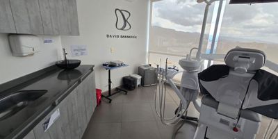 Descubre este moderno consultorio de 28 metros cuadrados ubicado en un centro comercial de una zona residencial y comercial. Con aire acondicionado minisplit, baño de servicio y piso en porcelanato, ofrece una vista exterior y acceso por ascensor o escaleras eléctricas. Además, cuenta con parqueadero para visitantes, planta eléctrica y baños públicos. Su ubicación sobre una vía secundaria facilita el acceso a transporte público y cómodas vías de comunicación. ¡Ideal para tu negocio en una ubicación privilegiada!