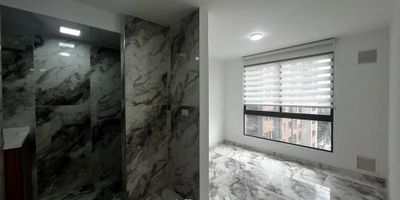 [ARR] ID HOUM: 163027

Entérate de todos los beneficios al arrendar con nosotros:
    • Asistencia e intermediación con el propietario
    • Firma tu contrato online
    • Arrienda sin burocracia, sin papeleos ni notarías

Departamento en arriendo, ubicado en el barrio Carlos Lleras Restrepo, con una superficie construida de 26.00 m² y superficie total de 28.00  m². 

Sus principales características son:

    • No amoblado
    • 1 dormitorio
    • 1 baño
    • Admite mascotas
    • Año de construcción: 2025
            
Además, el inmueble cuenta con las siguientes amenidades:

    • Salón de eventos
    • Vigilancia 24 hrs
    • Ascensor
    • Zona de juegos
    • Gimnasio
    • Lavandería
    • Zona de asadores

Si arriendas con nosotros, te brindamos asesoría personalizada durante todo el proceso.

Requisitos para arrendar con nosotros:

    • Arrienda sin codeudor*, fácil, rápido y seguro
    • Demuestra un ingreso mensual neto de al menos 2.5 veces el valor del arriendo (los ingresos mensuales se pueden complementar por las personas que vivirán en este inmueble)
    • Completa tu información básica y mándanos tus extractos bancarios o documentos que demuestren tus ingresos
    • No debes tener reportes negativos en centrales de crédito
        

IMPORTANTE:

    • Te invitamos a agendar una visita a esta propiedad
    • Si tienes alguna duda por favor puedes solicitar más información desde los portales como también contactarte directamente con nosotros
    
Más que una inmobiliaria, somos Houm.
*Aplican T&C