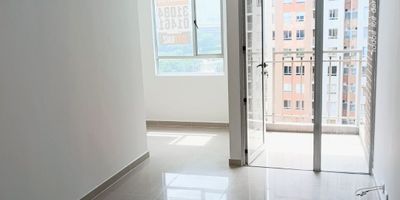 Hermoso apartamento en arriendo en la unidad Ciudad Central en Bello, con 64 m² perfectamente distribuidos, 3 acogedoras habitaciones, 2 baños modernos, amplia sala comedor con excelente iluminación, cocina integral en excelente estado, red de gas, zona de ropas independiente, piso en cerámica y ubicado en un cómodo tercer piso. Disfruta de un balcón con vista panorámica a la ciudad y de una exclusiva zona residencial con portería 24 horas, piscina, canchas deportivas, zonas verdes y juegos infantiles,  Agenda tu visita hoy mismo y asegura tu próxima comodidad. ¡City Raíz busca su tranquilidad! - Código: 20075 Contáctanos por WhatsApp al 310 840 1461 o llamándonos al 604 411 7372 www.cityraiz.com