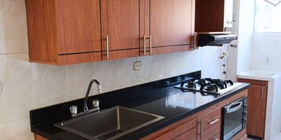 ¡Comodidad, ubicación y funcionalidad en un solo lugar! Este acogedor apartamento en arriendo está ubicado en Calasanz, Medellín, una zona residencial con excelente conectividad y acceso a servicios. Con 78 m² muy bien distribuidos, cuenta con: 3 habitaciones con clóset 2 baños completos Sala-comedor amplia y luminosa Balcón con vista exterior Cocina integral con red de gas Zona de ropas independiente Piso en cerámica Parqueadero privado Ubicado en edificio de fácil acceso, cercano a rutas de transporte público, zonas comerciales, supermercados y principales vías de la ciudad. Ideal para quienes valoran un estilo de vida práctico y tranquilo en medio del entorno urbano. Agenda tu visita y haz de este espacio tu próximo hogar. ¡No dejes pasar esta oportunidad! ¡City Raíz busca su tranquilidad! – Código: 20078 Contáctanos por WhatsApp al 310 840 1461 o llámanos al 604 411 7372 www.cityraiz.com