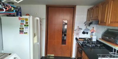 Hermoso apartamento con vista exterior ,iluminación natural ,cuenta con tres habitaciones principal muy amplia  cuenta con closet , Vestier y baño privado, estudio, cocina integral, zona de ropas , sala comedor con chimenea y balcón, también cuenta con garaje propio cubierto y deposito. Cómodas vías de acceso como auto norte, av cacrrera 19, calle 147.