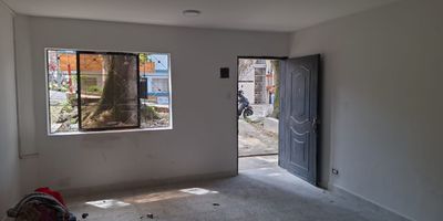 Manrique, cerca de la estación esmeralda, 72 mts , 2 alcobas, 1 baño, patio, 2 closets, red de gas, valor 250 millones negociables, está cerca al metro plus, excelente ubicación