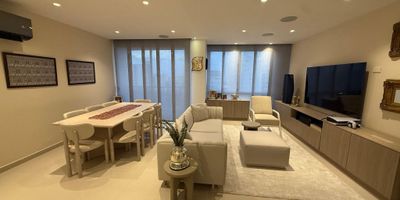 Bienvenido a este exclusivo apartamento de 100 metros cuadrados en una ubicación privilegiada. Con 2 habitaciones, 3 baños y un parqueadero inteligente, este espacio cuenta con aire acondicionado, cocina integral y piso en baldosa. Disfruta de comodidades como piscina, gimnasio y zona infantil, además de vigilancia privada las 24 horas. Con acceso para discapacitados y ascensores inteligentes, este hogar ofrece una experiencia de vida única. Ubicado en una zona residencial con supermercados, colegios y parques cercanos, ¡este es el lugar ideal para ti!