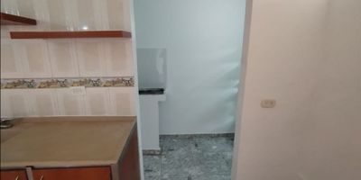 Apartamento en venta de 43m2, con vista interior, ubicado en un 5to piso (Torre 01 Apto 537), acceso por escaleras, parqueadero comunal. Consta de 2 habitaciones, 1 baño, sala comedor, cocina integral y zona de lavandería. Tiene piso ceramico en todas sus zonas. El conjunto cuenta con zona de niños, zonas verdes, salón comunal y vigilancia privada las 24 horas. Cerca a centro comercial Trebolis el Porvenir y Micentro el Porvenir; cerca a almacenes de cadena como Tiendas Ara; cerca a colegio Ciudadela Educativa y Colegio Nelson Mandela; cerca a universidad Distrital Francisco José de Caldas; cerca a Paraderos del SITP y ruta alimentadoras para el portal de Trasmilenio Américas; Vías de acceso por la calle 54c sur, NID 38627498295
