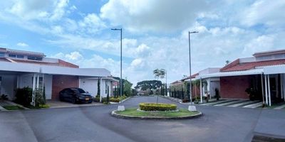 Bienvenidos a esta increíble casa en La Morada ! Con 4 habitaciones y 3 baños (sin contar la habitación del servicio que tiene su baño) , este hogar es perfecto para una familia que busca comodidad y espacio. Con 110 metros cuadrados construidos en un terreno de 304 M2, , cada rincón está diseñado para brindar confort y estilo. Hay sala comedor muy amplios, cocina tipo americana, estudio, family room, patio, 2 parqueaderos que te dan la libertad de parquear sin preocupaciones. La uranización tiene canchas de fotbol, tenis, multiple, piscina, parque para niños, y muhas áreas verdes para el disfrute de toda la familia. ¡Imagina las reuniones familiares y las risas que llenarán cada rincon de tu corazón ! Esta casa es más que un lugar, es un hogar donde crearás recuerdos inolvidables. ¡Ven a descubrir tu nuevo hogar!