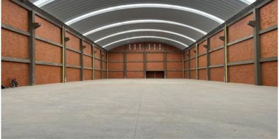 Se arrienda bodega con 11 metros de altura libre, 14 metros a cumbrera, 5 parqueaderos, así mismo en primer piso cuenta con baños para hombre y mujeres . área de oficinas en dos pisos. La carga eléctrica es de 25 KVA, resistencia del piso de la bodega es de 8 Ton / M2. 1 muelle deprimido y 1 muelle a piso
