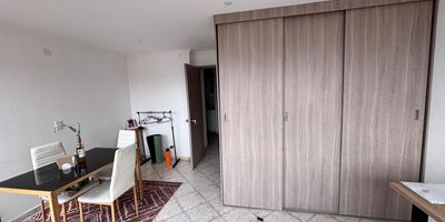 Este encantador apartamento en el sector de la Asomadera, Medellin, ofrece una experiencia de vida comoda y conveniente. Con 58m2 distribuidos en un solo ambiente, cada rincon esta disenado para maximizar el espacio y la funcionalidad. La unidad cuenta con servicios de vigilancia las 24 horas, brindando tranquilidad y seguridad a sus residentes. Ademas, las comodidades adicionales como la piscina, el parque infantil y el salon social, permiten disfrutar de momentos de recreacion y socializacion sin salir de casa. Su proximidad al transporte publico facilita el acceso a otras areas de la ciudad, convirtiendolo en una opcion ideal para aquellos que buscan un estilo de vida practico y vibrante en Medellin.