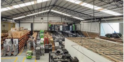 Espacio industrial de gran formato, ideal para empresas que requieren amplias zonas de almacenamiento, operación logística continua y una estructura sólida para crecimiento. El inmueble está conformado por dos bodegas integradas que ofrecen doble altura, excelente iluminación natural, áreas administrativas funcionales y un gran número de baños distribuidos en ambas plantas. La bodega cuenta con una zona amplia de parqueaderos privados descubiertos, lo que facilita el movimiento de vehículos y la operación diaria. Su distribución permite adaptar procesos industriales, logísticos o comerciales de mediano y alto flujo.

características generales
Área construida total: 3.485 m² // Planta uno: 1.826 m² // Planta dos: 1.659 m² aprox. (total 3.485 m²) // Doble bodega integrada con matrículas independientes // Áreas administrativas amplias // Baterías de baños: más de 10 // Parqueaderos privados descubiertos: 29 // Iluminación natural // Doble altura // Uso ideal: industrial – logístico – comercial
