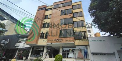 Este apartamento en El Prado es una excelente oportunidad para quienes buscan confort y calidad de vida. Con tres amplias habitaciones, habitación de servicio, tres baños y una moderna cocina integral, ofrece espacios funcionales y elegantes. Su amplia sala-comedor se complementa con una ubicación privilegiada que garantiza iluminación y ventilación natural, creando un ambiente fresco y acogedor. Ideal para quienes desean vivir bien a un precio inmejorable.