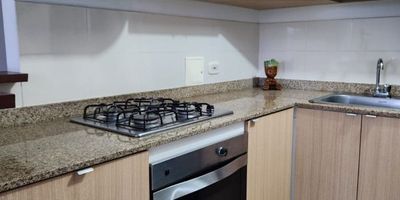 ALQUILO APARTAMENTO PISO 9 EN K-106, EXCELENTE UBICACION EN BOCHALEMA, MAS INFORMACION INDIRA OYOLA CELU 3104005590 , sector universidades., ven Descubre la elegancia y comodidad en este apartamento que cuenta con dos alcobas dos baños, balcón, amplia visual, Con una ubicación privilegiada y acceso a comodidades como balcón, cocina integral, y zona de ropas. Disfruta de la vista exterior y la seguridad de un conjunto cerrado con vigilancia privada 24*7. Ademas, cuenta con piscina, zona infantil y acceso a colegios, supermercados y transporte publico cercano. Vive la experiencia de un hogar completo y seguro. Contacta a Indira Oyola al 3104005590.