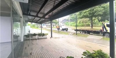 Este amplio y luminoso local para alquiler se encuentra ubicado en una zona privilegiada de la ciudad de Colombia. Con un área total de terreno de 80.0 metros cuadrados y una construcción de 80.0 metros cuadrados, este inmueble ofrece una excelente oportunidad para establecer tu negocio en un lugar estratégico.

En su interior, cuenta con un amplio espacio para su Local Comercial y Oficina y un baño auxiliar para la comodidad de tus empleados o clientes. El piso de cerámica, brinda un aspecto elegante y fácil mantenimiento, mientras que su vista panorámica te permitirá disfrutar de una agradable iluminación natural durante todo el día.

En cuanto a sus características externas, este local cuenta con acceso pavimentado y bahías de parqueo para tus clientes. Además, su ubicación cercana a centros médicos, comerciales y colegios, lo convierten en un lugar ideal para atraer una amplia clientela. También se encuentra cerca de restaurantes, tiendas de barrio y parques, lo que garantiza una excelente ubicación para tu negocio.

Para tu seguridad y la de tus clientes, el local cuenta con circuito cerrado de TV, vigilancia y una ubicación exterior que permite una fácil visibilidad desde la calle. En caso de cortes de luz, cuenta con una planta eléctrica para garantizar el funcionamiento de tu negocio. También podrás disfrutar de una terraza para tus eventos o reuniones, y tendrás a tu disposición el transporte público cercano.

La zona residencial en la que se encuentra este inmueble, además de ser tranquila y segura, cuenta con una gran variedad de zonas deportivas y verdes, perfectas para realizar actividades al aire libre. En sus alrededores también podrás encontrar universidades y colegios, así como una oficina de negocios que facilitará tus transacciones.

No pierdas la oportunidad de establecer tu negocio en este fantástico local y aprovecha al máximo sus 80.0 metros cuadrados de área privada. ¡Contáctanos hoy mismo para conocer más 