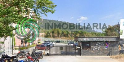 Apartamento  ubicado en el conjunto Bosques de San Sebastián, área 62m2, excelente estado, consta de tres habitaciones, dos baños, cocina integral, balcón, segundo piso sin ascensor. Zona social; piscina, cancha, juegos para niños. Agende su cita sin ningún costo Cel 3134827828